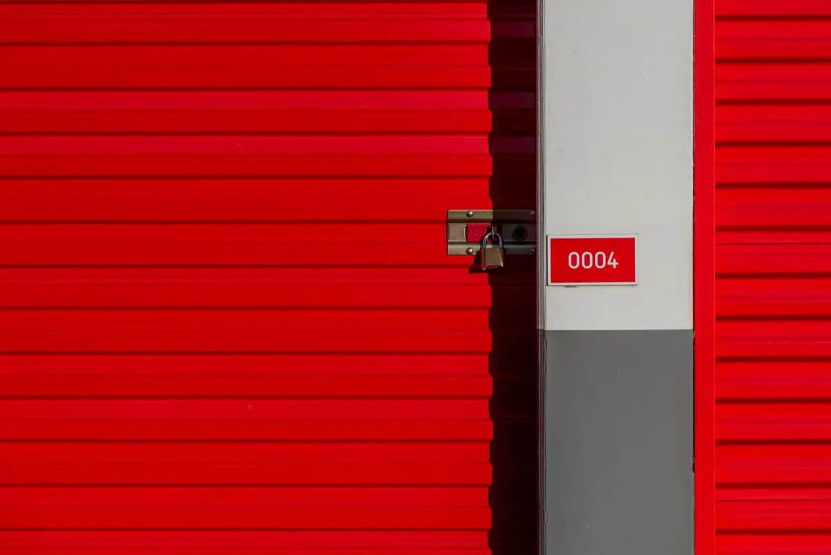 แถวประตูห้องเก็บของ self-storage ที่มีเลขห้องติดกำกับไว้ชัดเจน