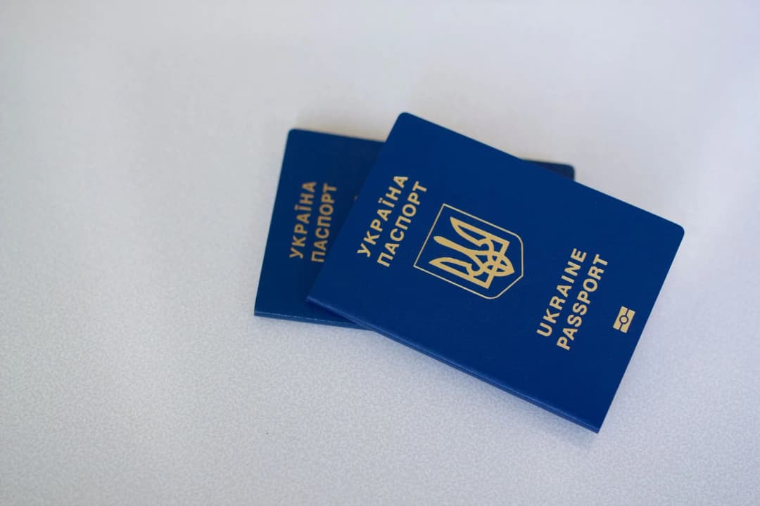 เอกสารราชการและบัตรประชาชนวางเรียงกันบนโต๊ะทำงาน