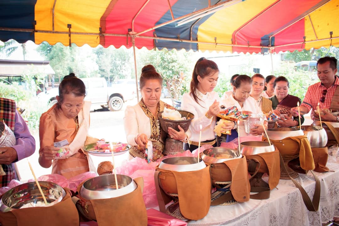 ถาดของตักบาตรเปรียบเทียบระหว่างอาหารแห้งและอาหารสด