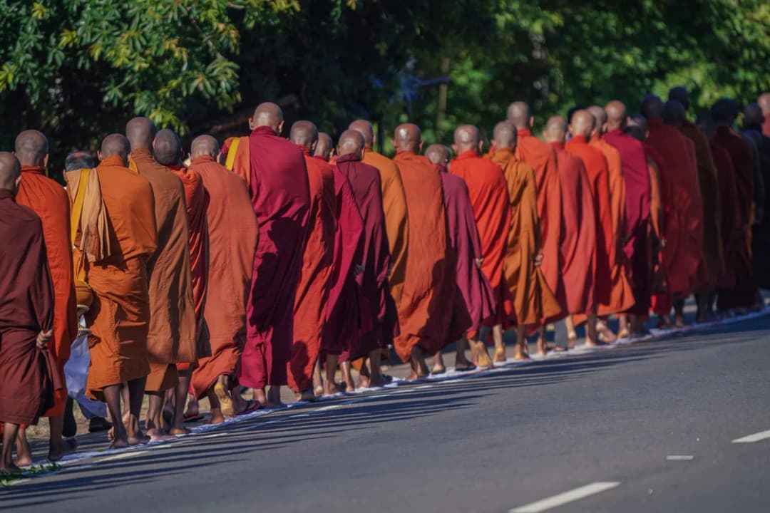 แถวพระสงฆ์เดินบิณฑบาตรับของถวายตอนเช้าตรู่
