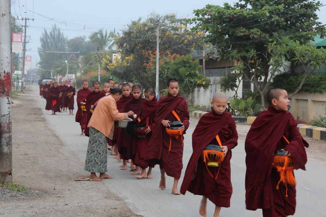 ระเบียงคอนโดตอนเช้ามองลงมาเห็นพระสงฆ์เดินบิณฑบาตด้านล่าง