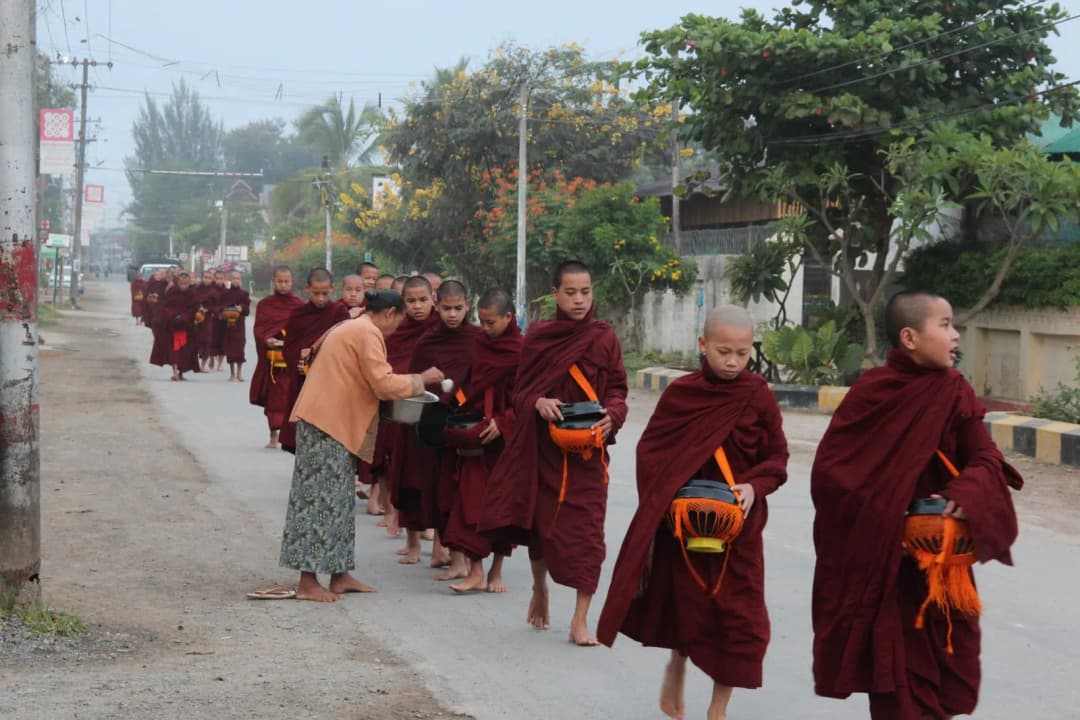 ระเบียงคอนโดตอนเช้ามองลงมาเห็นพระสงฆ์เดินบิณฑบาตด้านล่าง