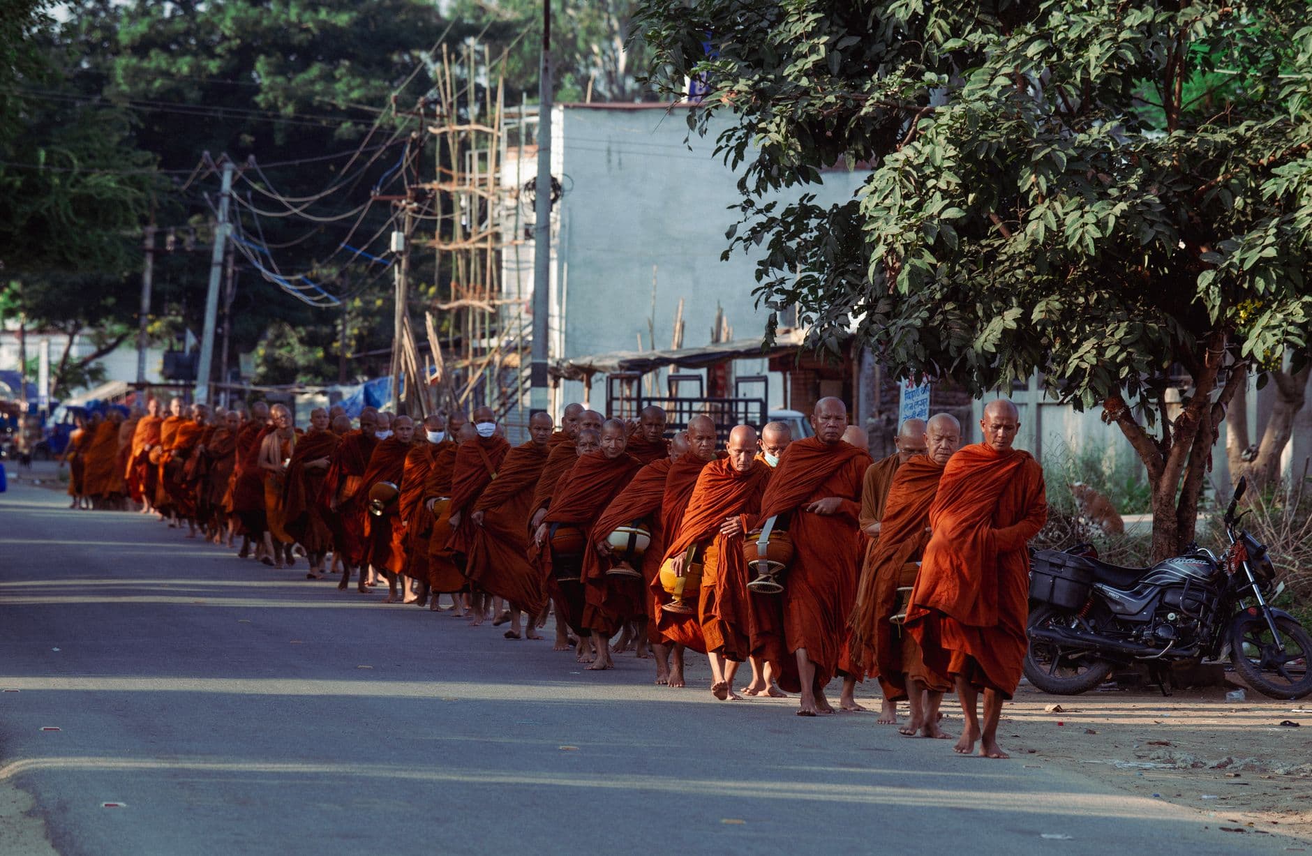 ซอยหน้าคอนโดตอนเช้ามีพระสงฆ์เดินบิณฑบาตผ่าน