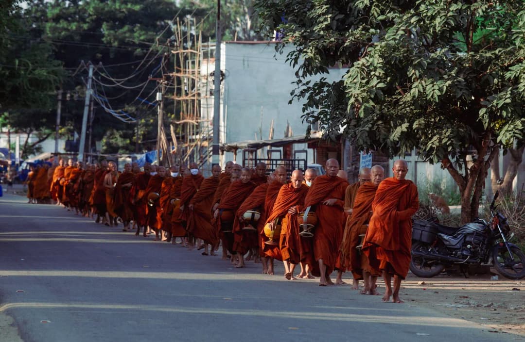 ซอยหน้าคอนโดตอนเช้ามีพระสงฆ์เดินบิณฑบาตผ่าน
