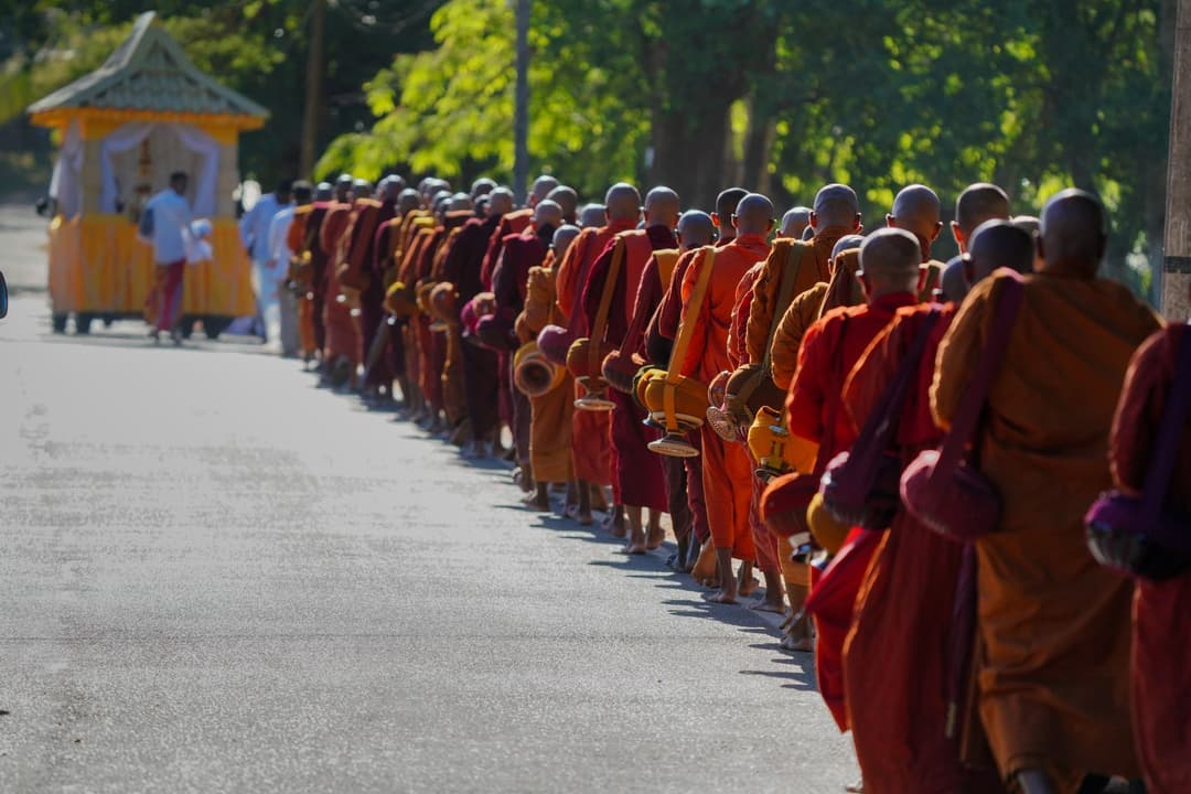 ทางเข้าคอนโดตอนเช้ามีป้ายกฎระเบียบของนิติบุคคล