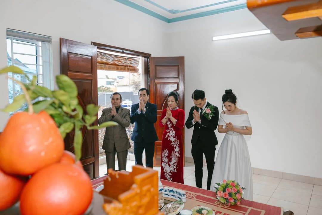 โต๊ะหมู่บูชาไม้สักตั้งพระพุทธรูปพร้อมเครื่องบูชาในห้องพระ