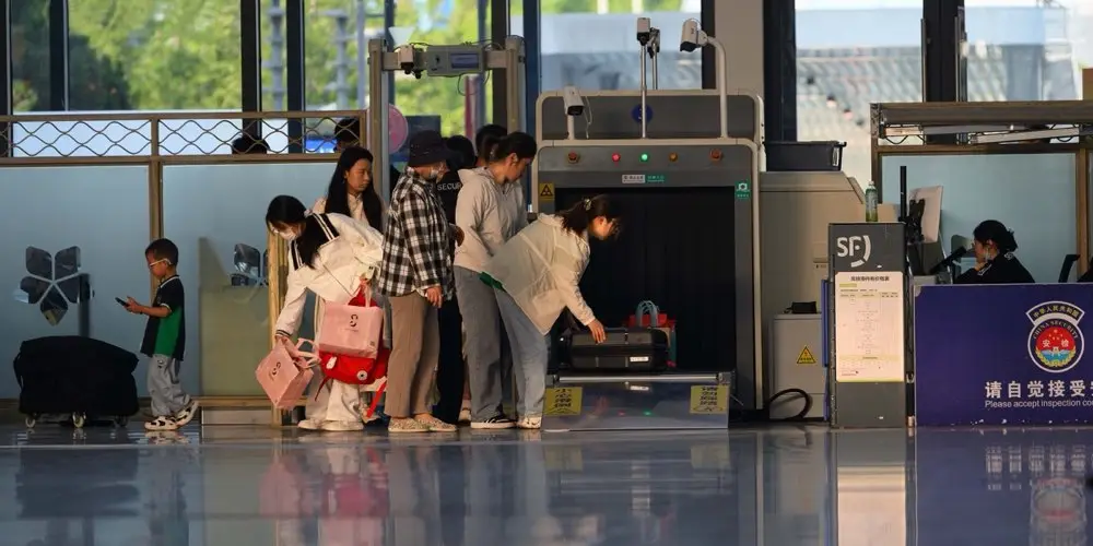 จุดตรวจความปลอดภัยสนามบินพร้อมเครื่องสแกนกระเป๋าเดินทาง
