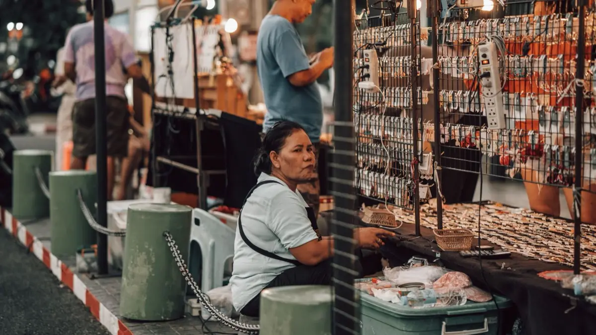 คนไลฟ์สดขายพระเครื่องผ่านโทรศัพท์มือถือพร้อมพระเครื่องวางเรียงบนโต๊ะ