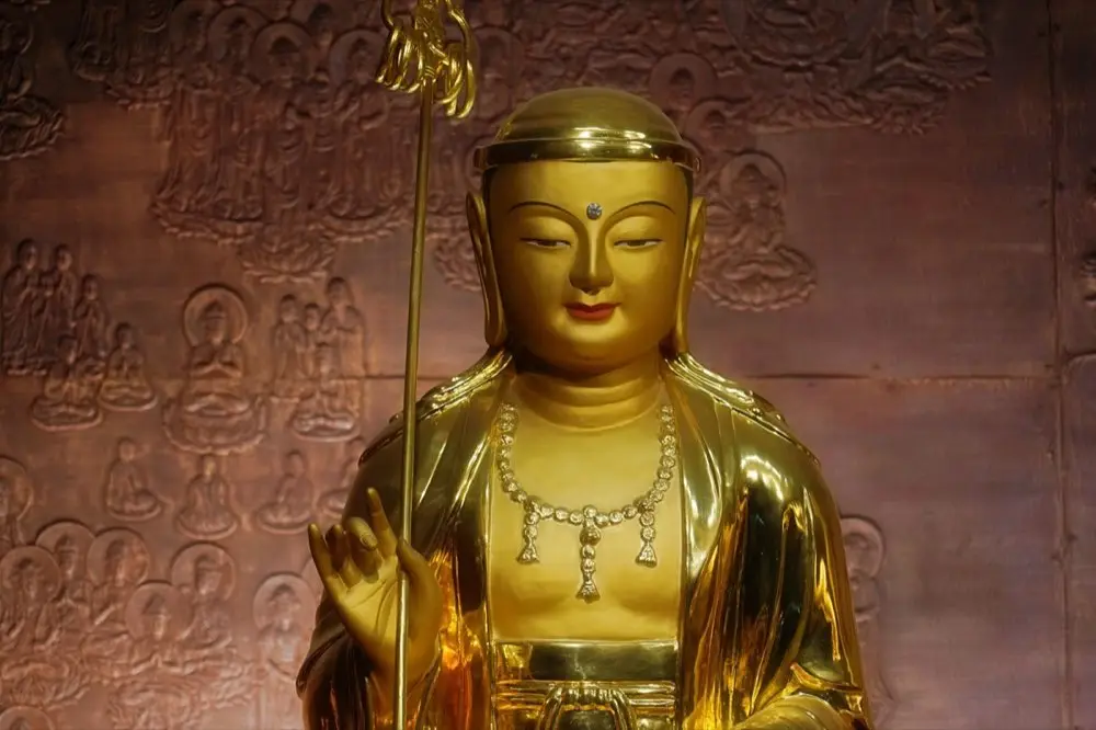 พระเครื่ององค์หนึ่งร้อยอยู่บนสร้อยทองเส้นเดียวกับสร้อยทองเส้นอื่น