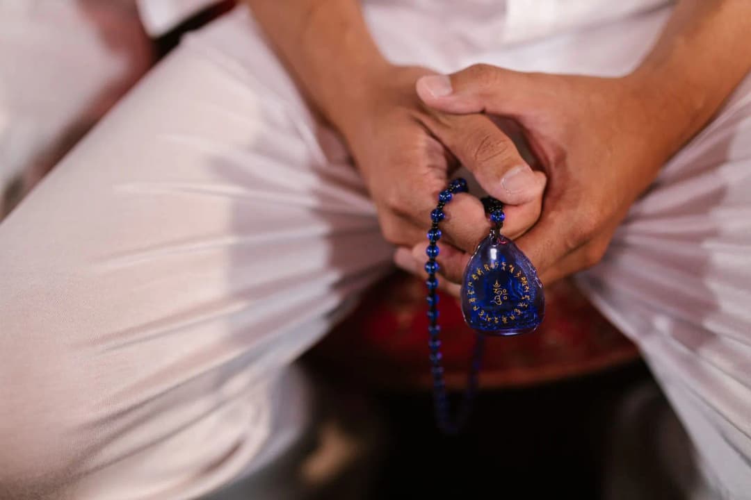มือมือใหม่กำลังพิจารณาเลือกสร้อยคล้องพระในร้าน