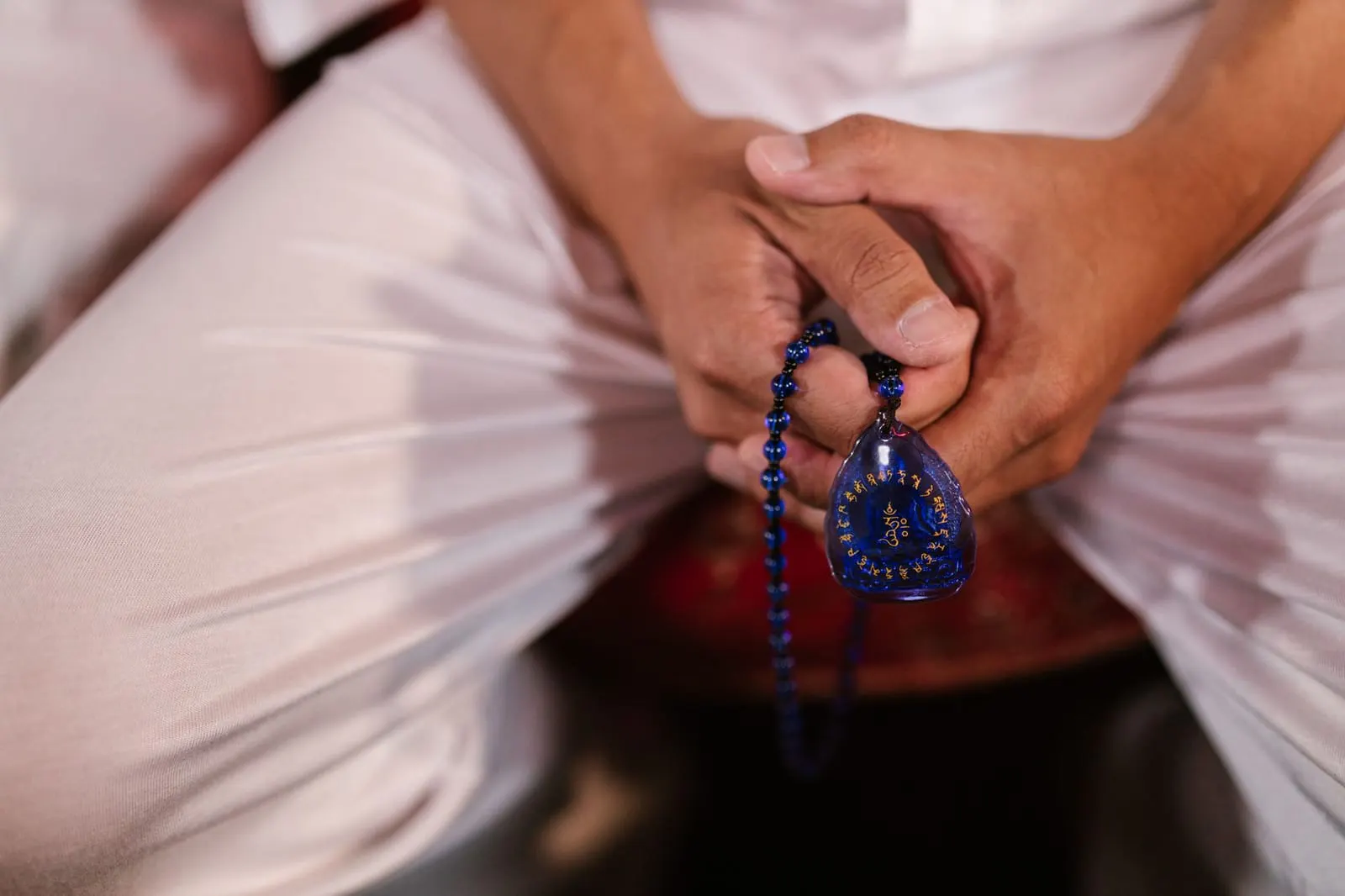 มือมือใหม่กำลังพิจารณาเลือกสร้อยคล้องพระในร้าน