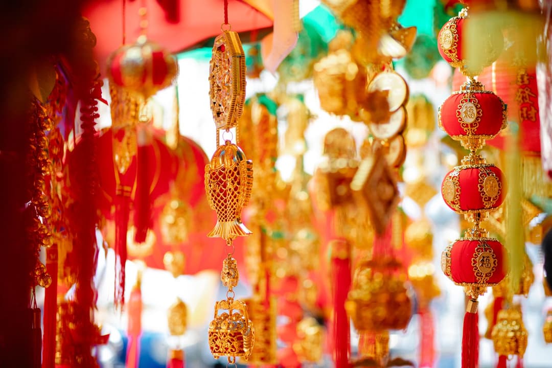 เหรียญจีนโบราณสามเหรียญผูกเชือกแดงแขวนอยู่ที่ประตูร้านค้า