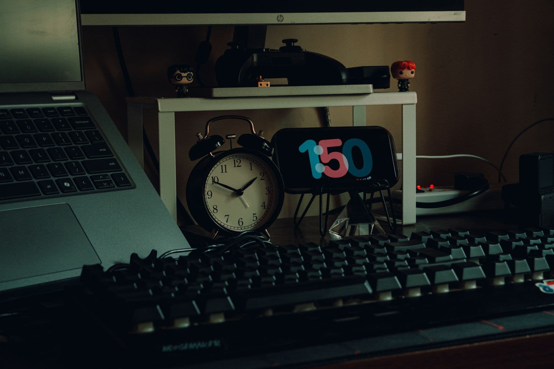 หน้าจอนาฬิกาดิจิทัลแสดงเวลาเลขซ้ำ 11:11 ในความมืด