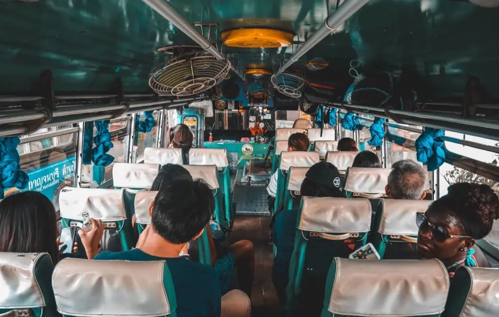 ผู้โดยสารรอขึ้นรถที่สถานีขนส่งช่วงเทศกาลกลับบ้าน