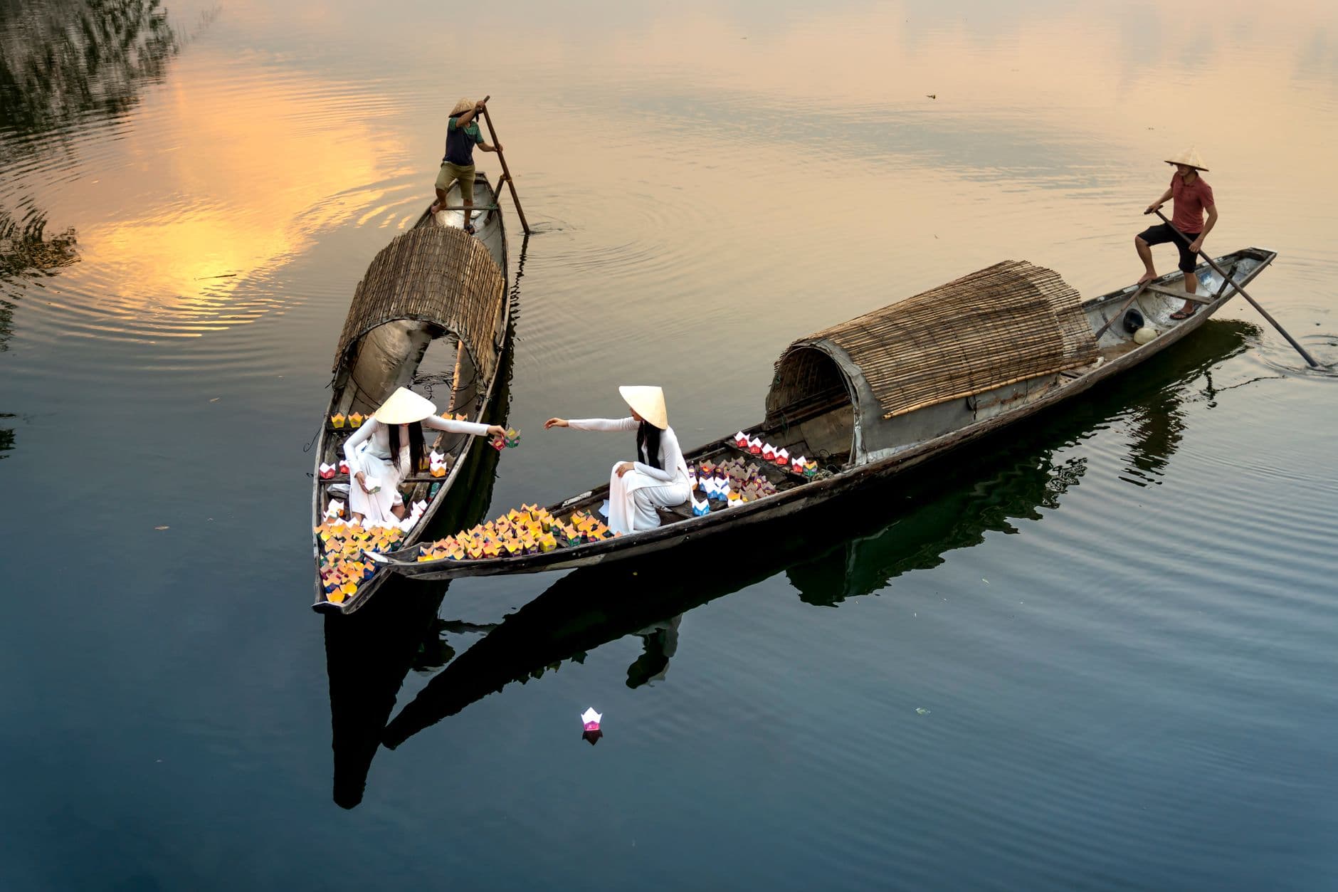 เรือประกอบพิธีลอยอังคารกลางแม่น้ำพร้อมดอกไม้และธูปเทียนตามธรรมเนียมไทย