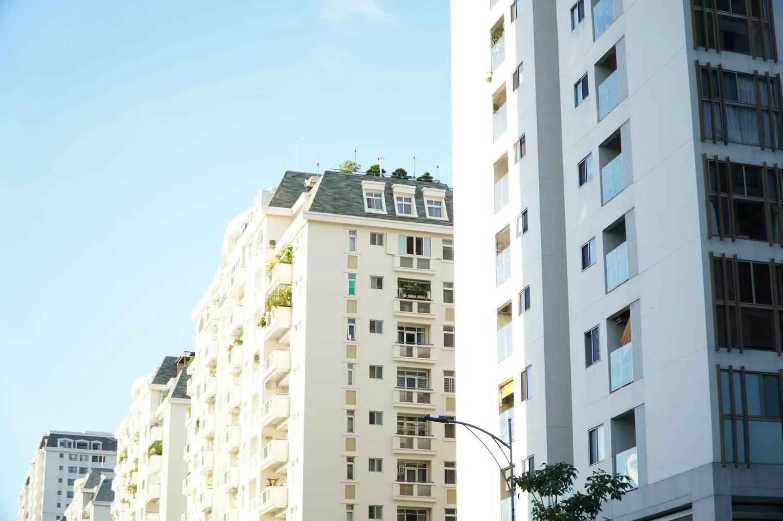 ห้องคอนโดขนาดเล็กเทียบกับบ้านสวนที่มีพื้นที่กว้างสำหรับจัดพิธี