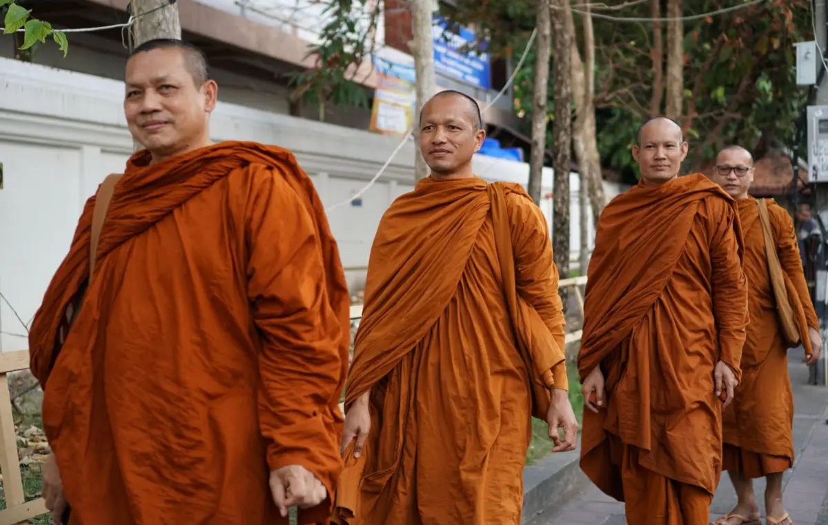 ปฏิทินโหราศาสตร์ไทยวางอยู่บนโต๊ะพร้อมสมุดจดฤกษ์