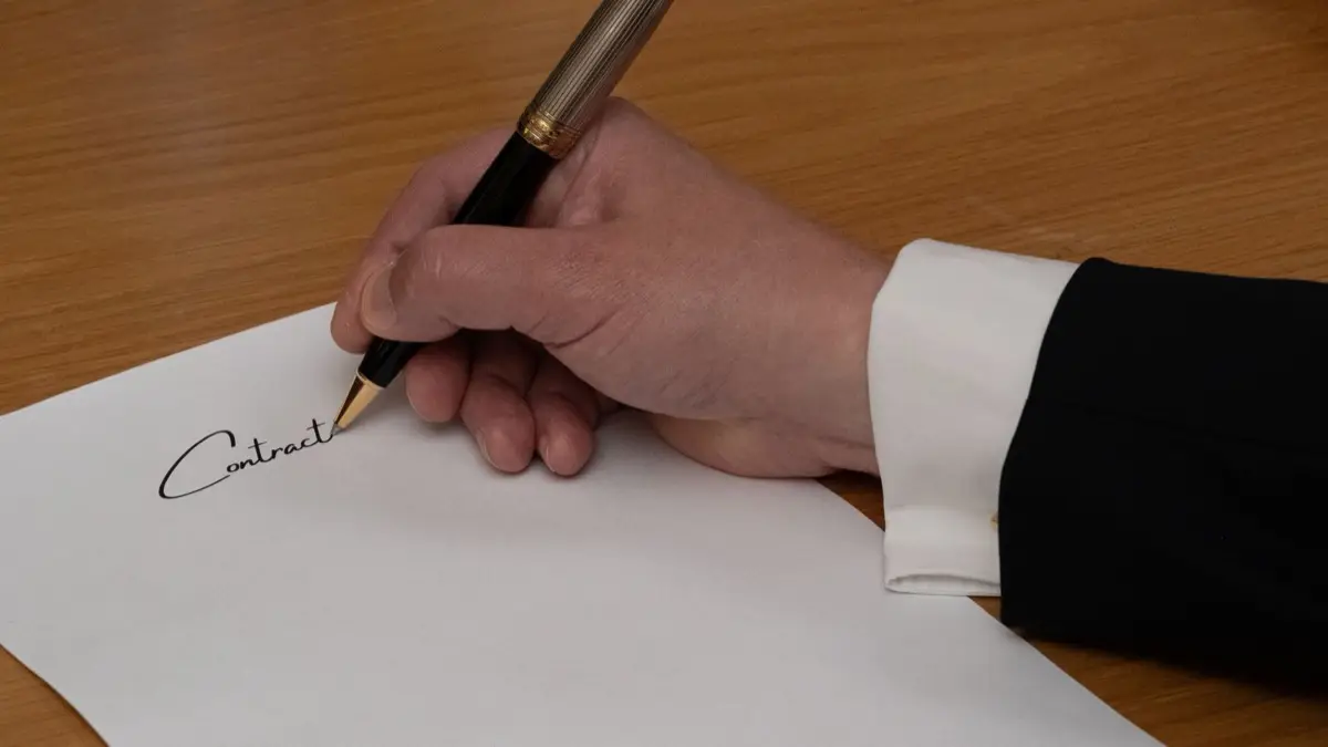 มือถือแท็บเล็ตแสดงหน้าจอลงลายเซ็นอิเล็กทรอนิกส์บนสัญญา
