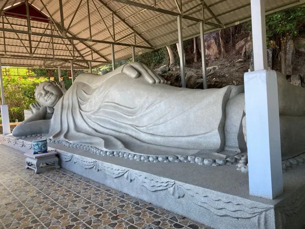 บรรยากาศศาลาปฏิบัติธรรมภายในวัดยามเช้า