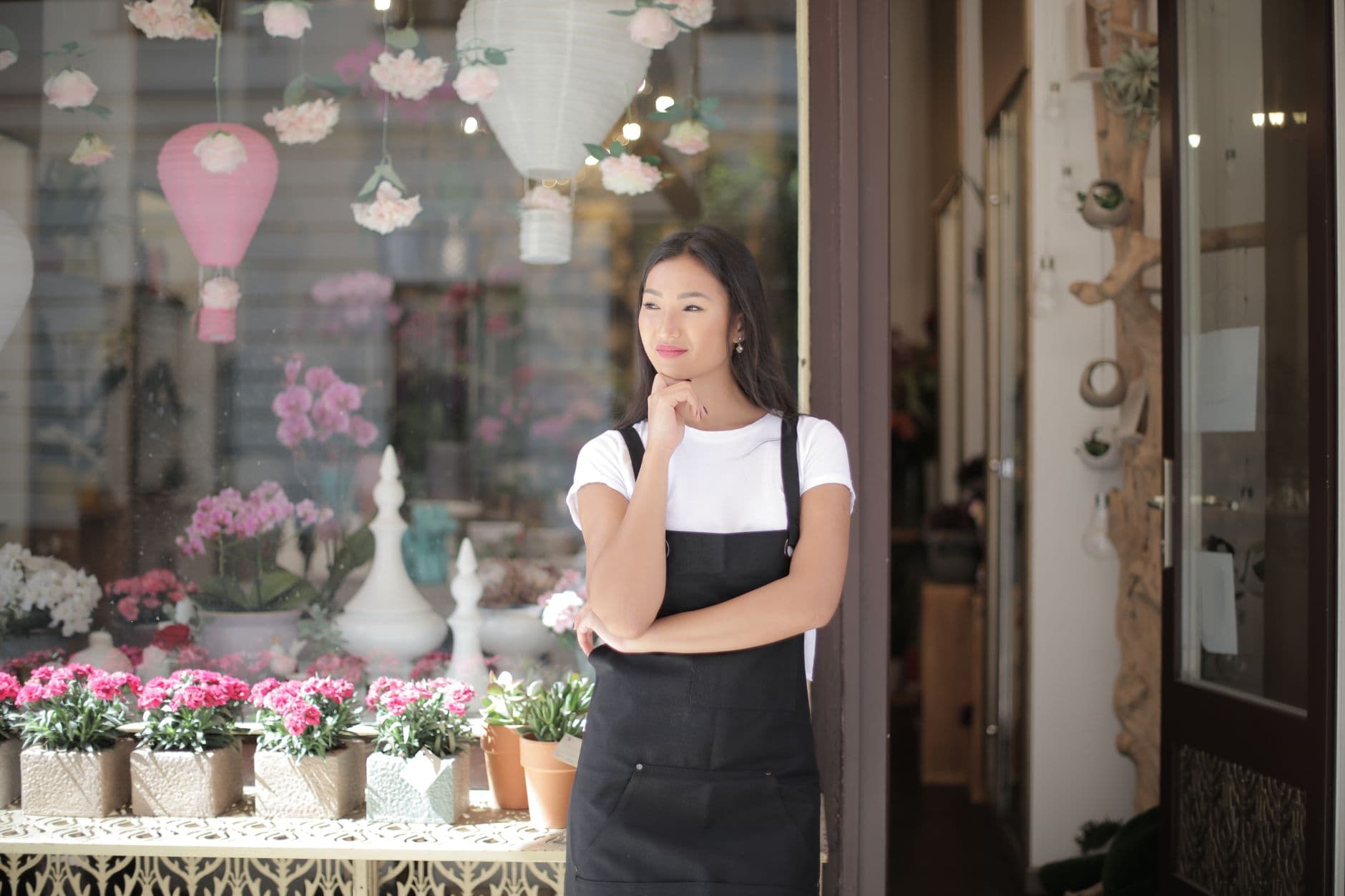 เจ้าของร้านเล็กกำลังนั่งคิดชื่อร้านอยู่หน้าร้านที่ยังไม่เปิด