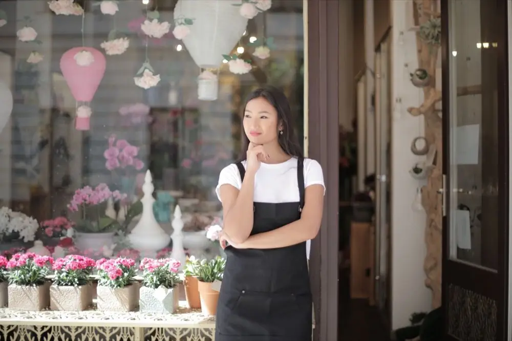 เจ้าของร้านเล็กกำลังนั่งคิดชื่อร้านอยู่หน้าร้านที่ยังไม่เปิด