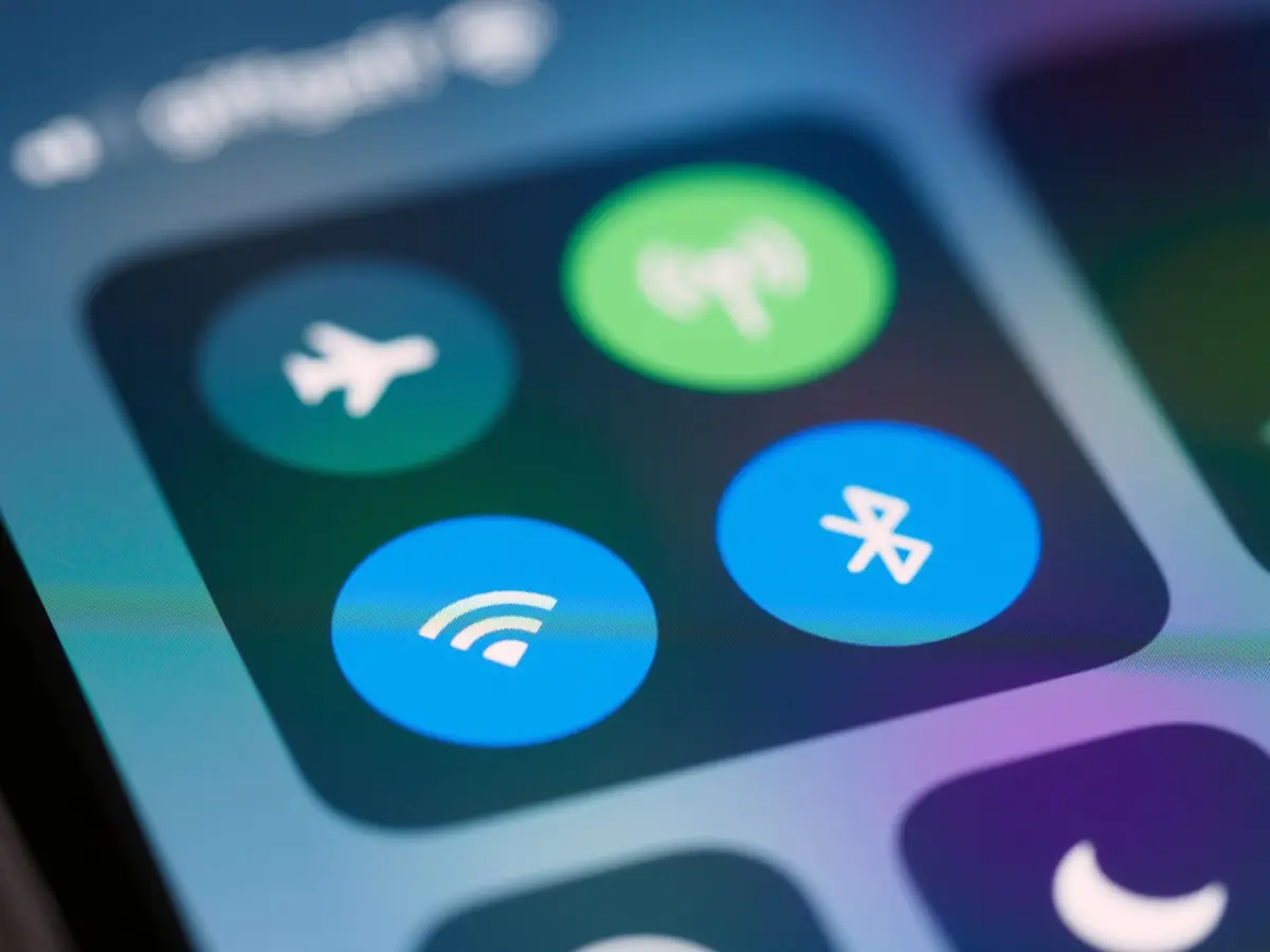หน้าจอตั้งค่าเราเตอร์ WiFi กำลังพิมพ์ชื่อเครือข่าย
