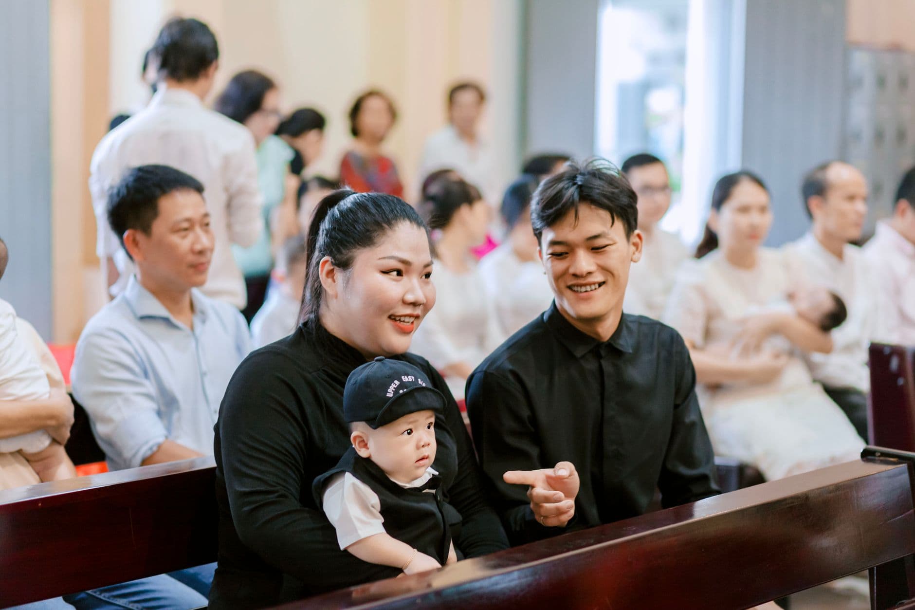 ครอบครัวไทยร่วมพิธีทำขวัญเดือนให้ทารกพร้อมญาติผู้ใหญ่