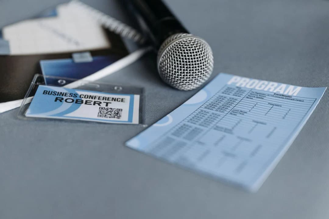 เอกสารสูติบัตรและแบบฟอร์มโรงเรียนที่กรอกชื่อเด็กวางเรียงกันบนโต๊ะ