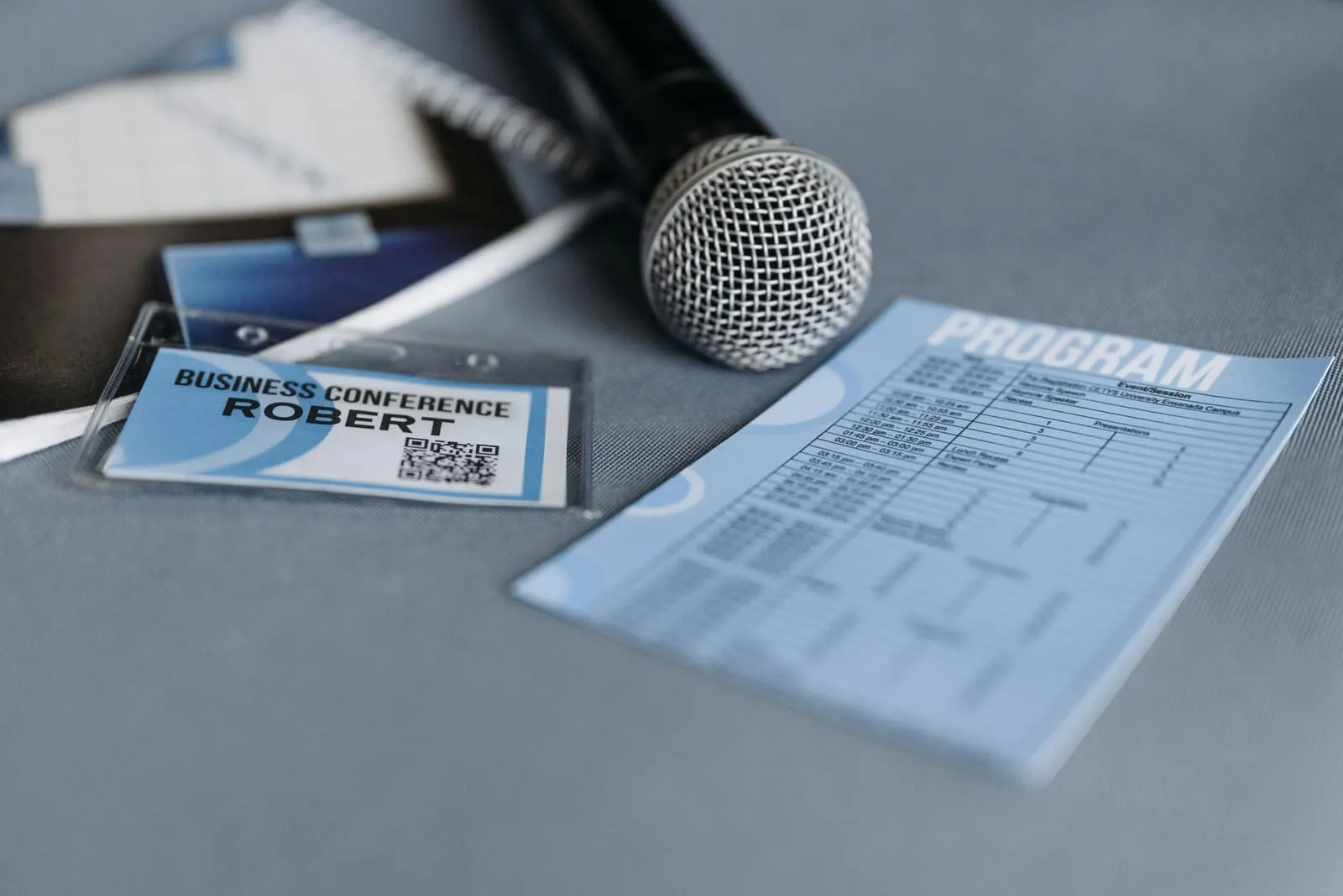 เอกสารสูติบัตรและแบบฟอร์มโรงเรียนที่กรอกชื่อเด็กวางเรียงกันบนโต๊ะ