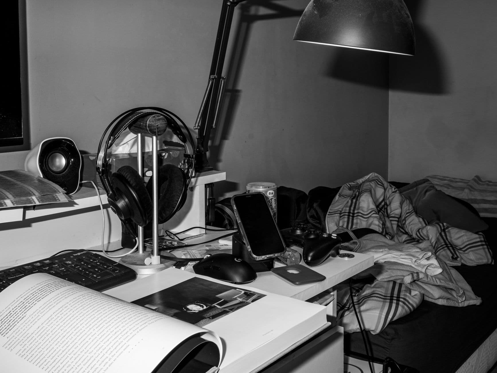 โต๊ะทำงานในห้องนอนที่จัดวางไม่เหมาะสมกับพื้นที่จำกัด