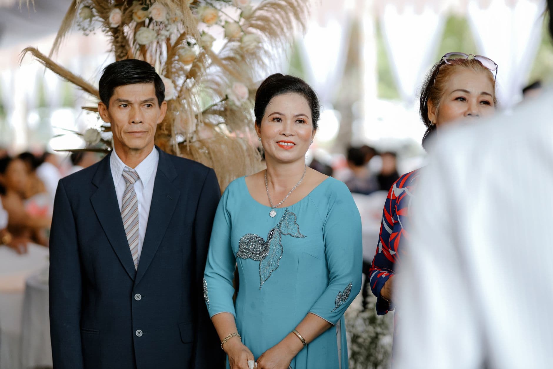 สองครอบครัวนั่งคุยวางแผนงานแต่งงานร่วมกันบนโต๊ะเดียวกัน
