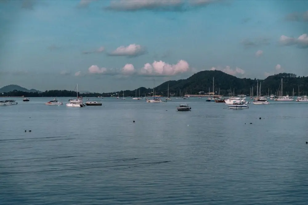 เรือประมงและเรือยอชต์จอดเทียบท่าเรือในยามเช้า