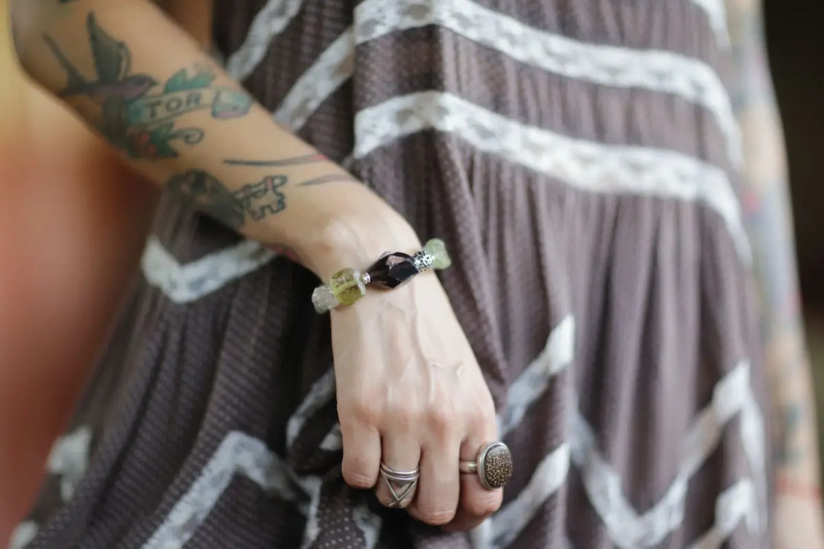 สร้อยข้อมือพระเรียกทรัพย์สวมคู่กับกำไลหินมงคลบนข้อมือ