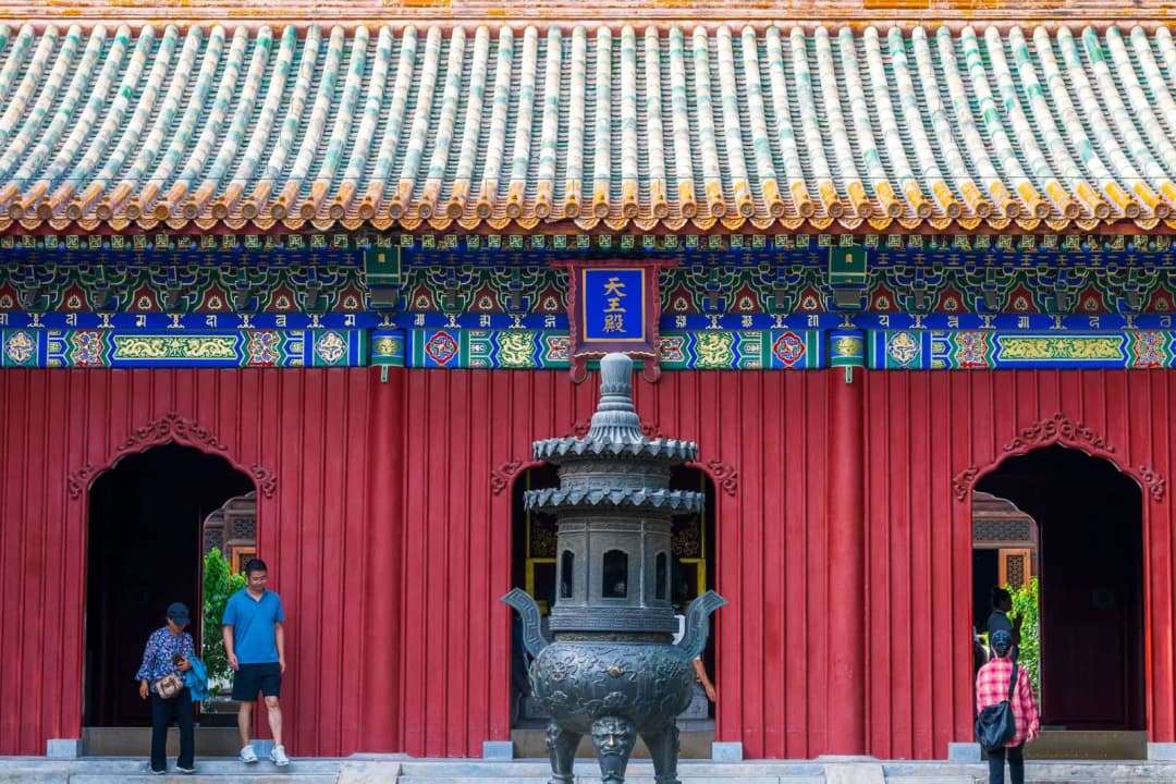 ศาลเจ้าจีนขนาดเล็กในบ้านมีกระถางธูปตั้งอยู่บนโต๊ะไม้
