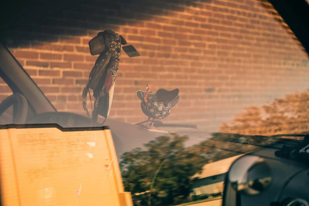 เครื่องรางมงคลขนาดจิ๋วติดบนคอนโซลรถคันเล็กในพื้นที่แคบ