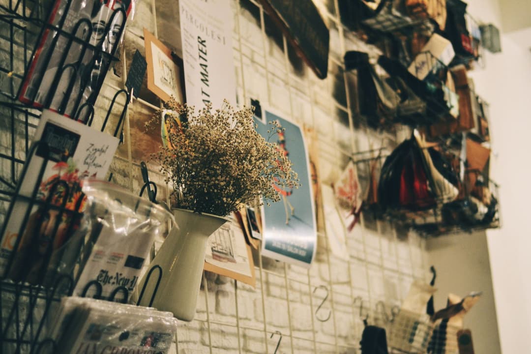 ที่แขวนผนังมีตะขอหลายอันสำหรับเก็บของห้อยแขวนรถมงคลหลายชิ้น