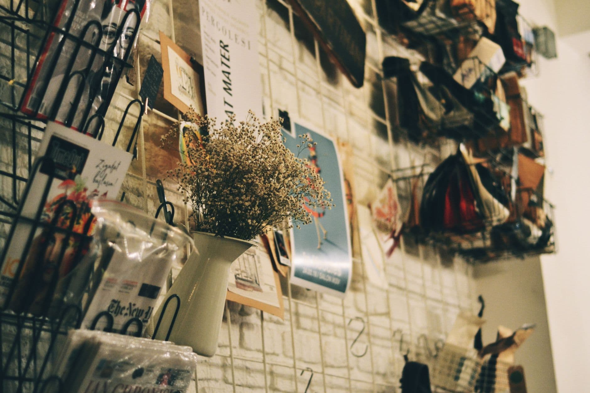 ที่แขวนผนังมีตะขอหลายอันสำหรับเก็บของห้อยแขวนรถมงคลหลายชิ้น