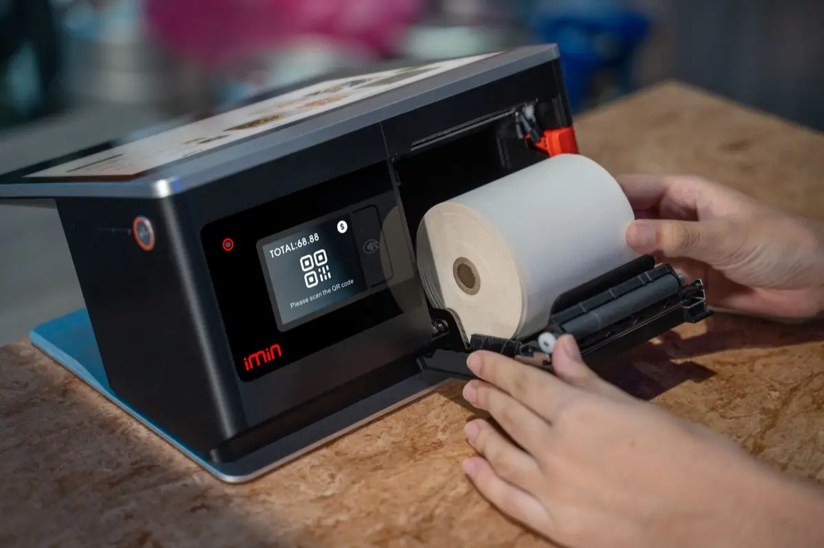เครื่อง POS วางอยู่บนเคาน์เตอร์คิดเงินหน้าร้านค้า