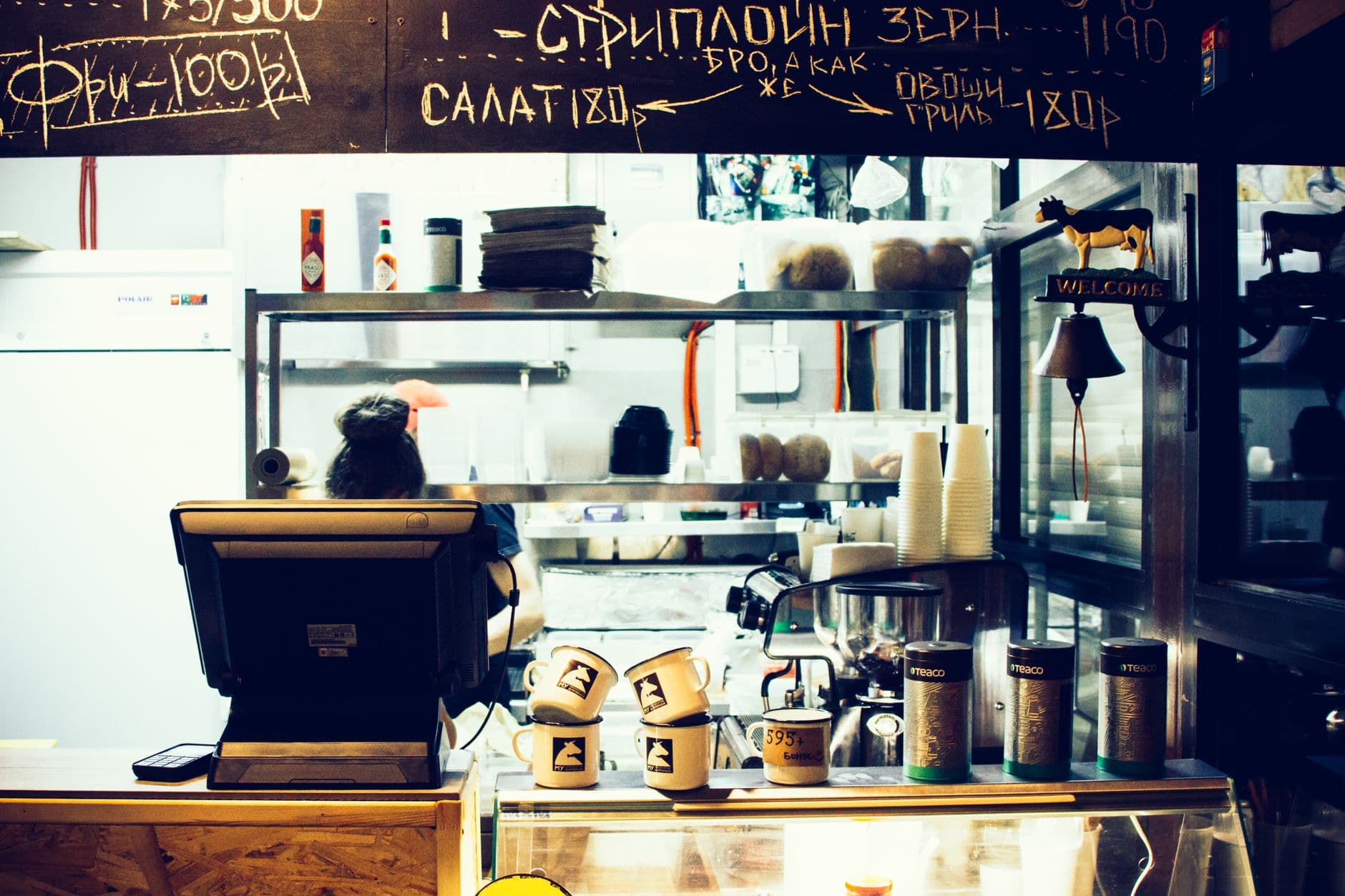 เคาน์เตอร์แคชเชียร์ร้านค้าพร้อมเครื่องคิดเงินและลิ้นชักเก็บเงินสด