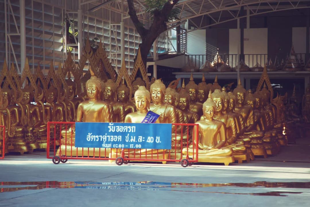ศาลเจ้าที่และศาลพระภูมิสองแบบตั้งเทียบกันเพื่อเปรียบเทียบรูปแบบ
