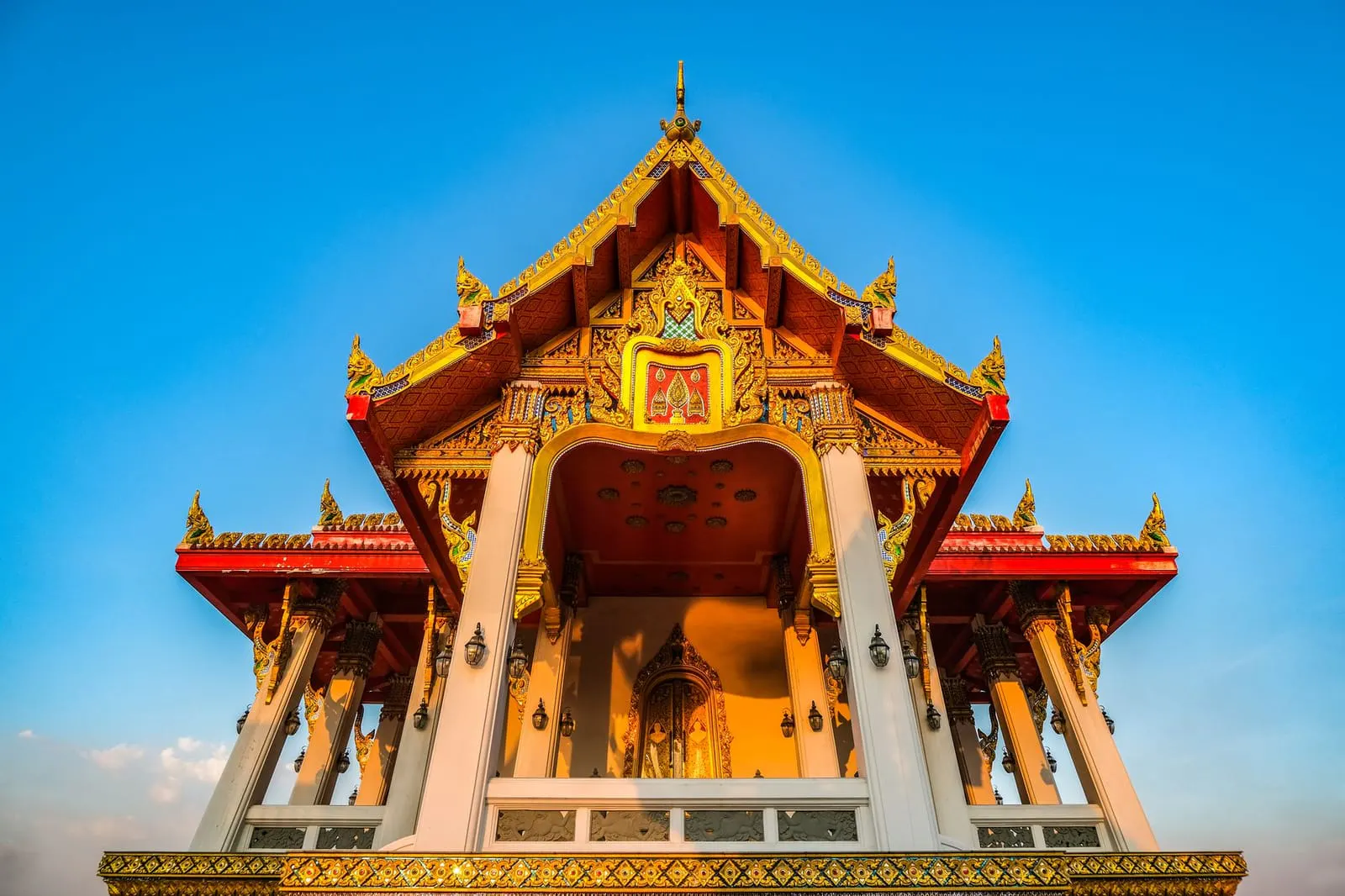 คนกำลังพนมมือขอพรหน้าศาลเจ้าที่ด้วยสีหน้าครุ่นคิด