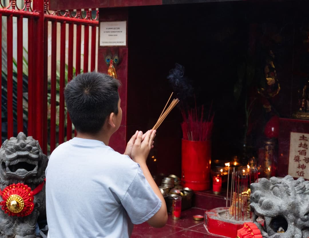 ธูปและกระดาษเงินกระดาษทองวางเทียบกับของไหว้สารทจีนชุดต่าง ๆ