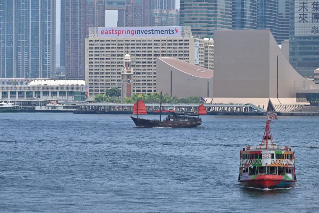 เรือสำเภาจีนโบราณจำลองสีทองตกแต่งด้วยเหรียญและก้อนทองจำลอง วางไว้ในร้านค้า