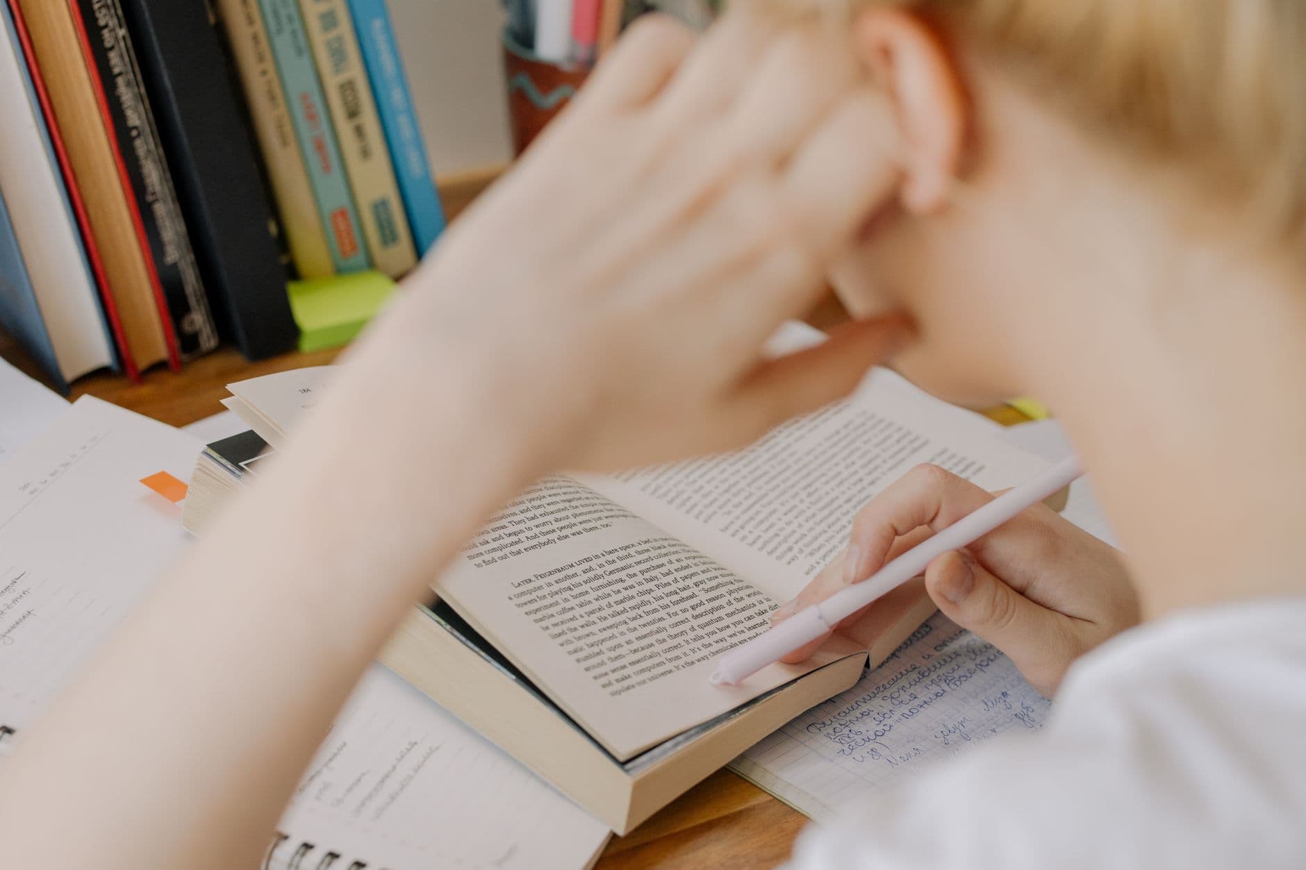 โต๊ะเตรียมสอบราชการมีทั้งหนังสือติวและปฏิทินวางคู่กัน