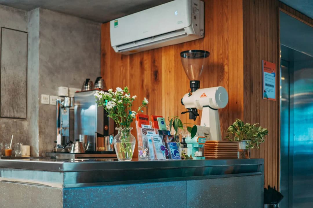ทางเดินในร้านกาแฟที่จัดวางโต๊ะเก้าอี้อย่างเป็นระเบียบไม่กีดขวาง