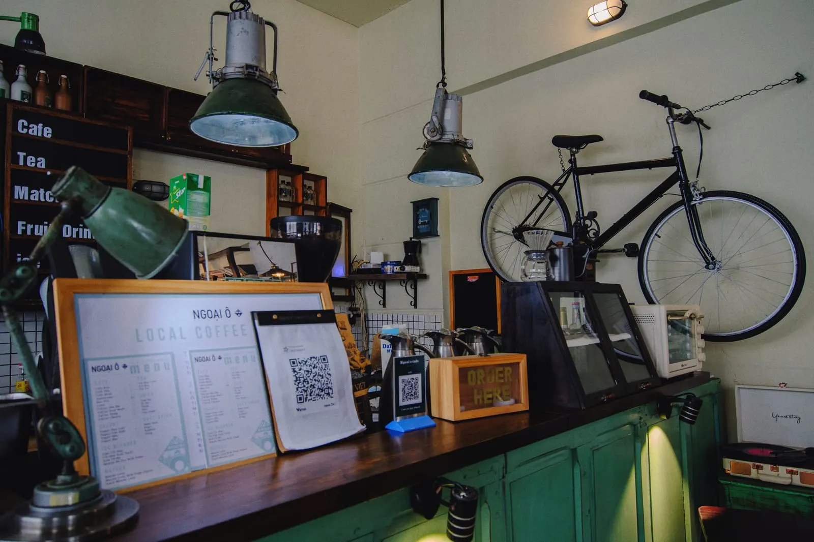 เคาน์เตอร์ร้านกาแฟที่มองเห็นได้ชัดจากประตูทางเข้า