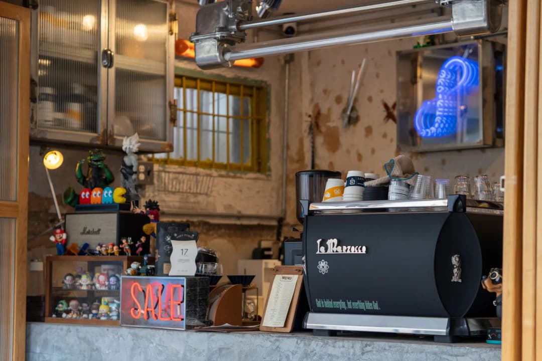 เคาน์เตอร์ร้านกาแฟบรรยากาศอบอุ่นมองเห็นได้จากประตูทางเข้า