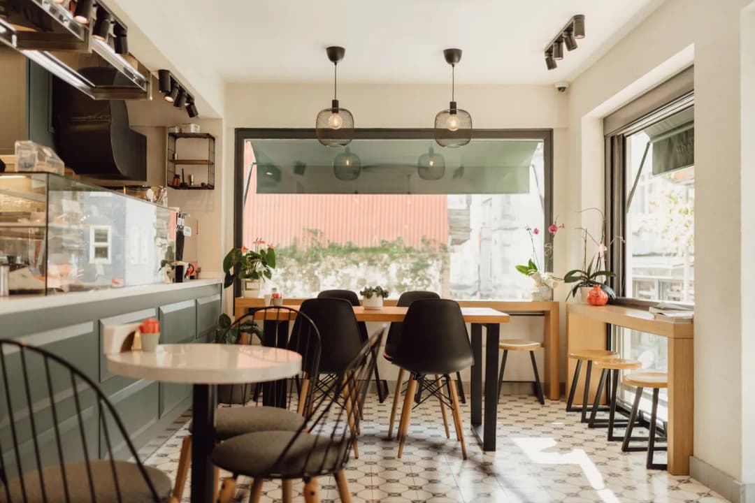 ร้านกาแฟที่มีของตกแต่งวางบังทางเดินหน้าเคาน์เตอร์