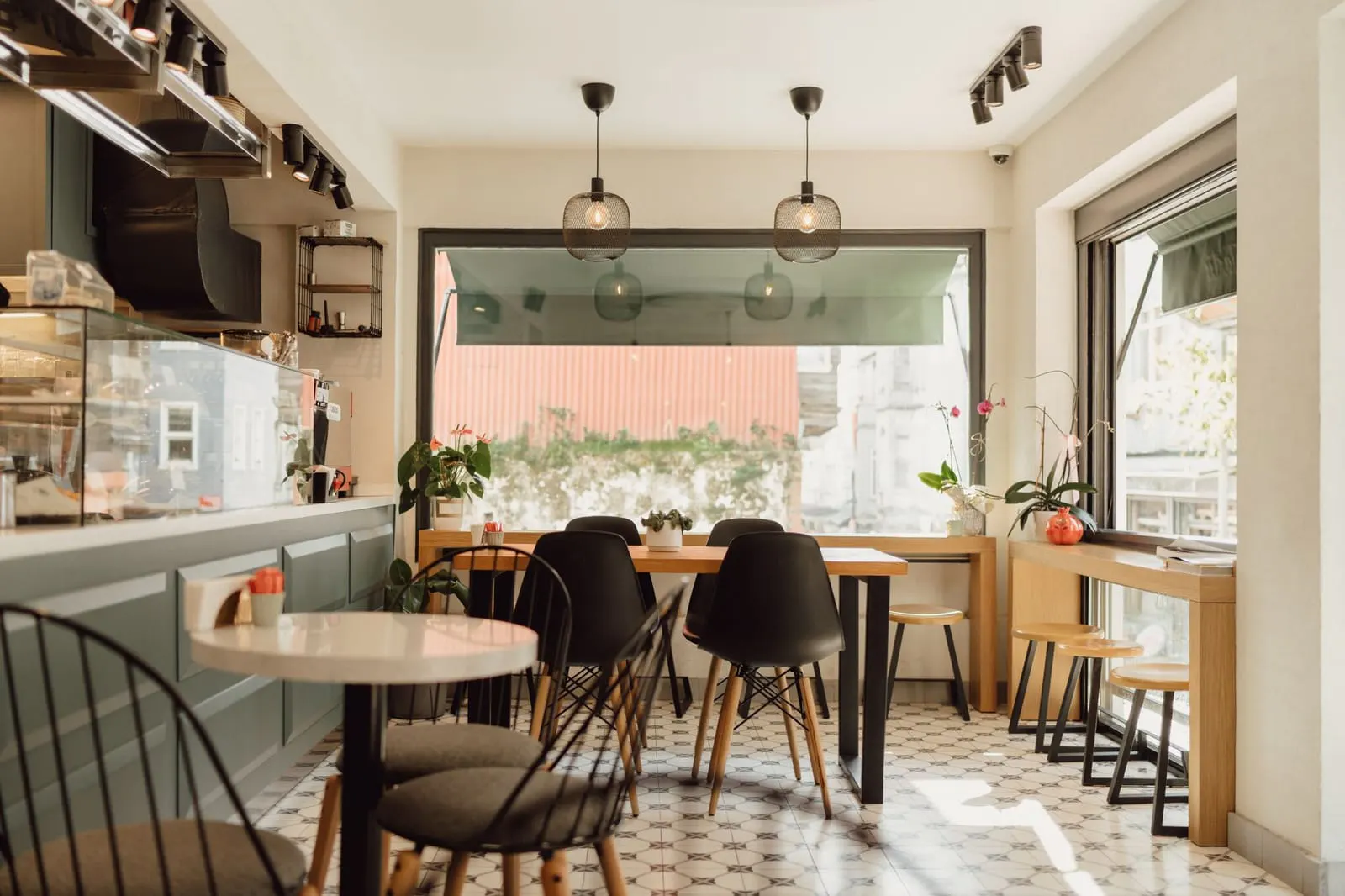 ร้านกาแฟที่มีของตกแต่งวางบังทางเดินหน้าเคาน์เตอร์