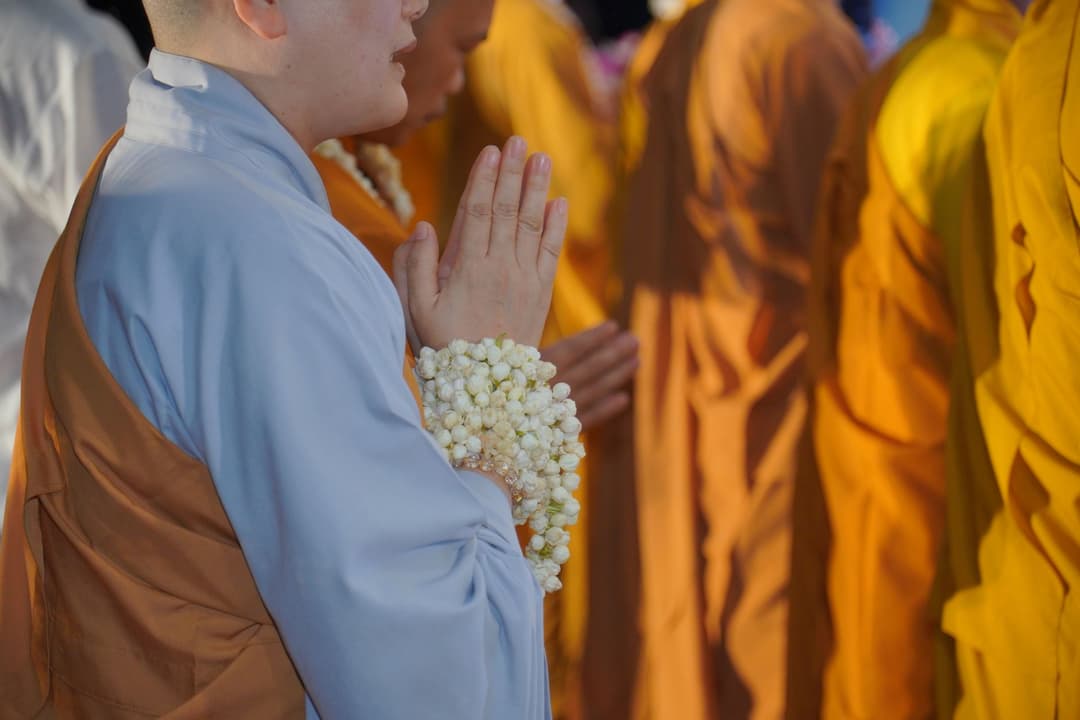 พระสงฆ์ประกอบพิธีทำบุญเลี้ยงพระในห้องประชุมบริษัทวันครบรอบก่อตั้ง